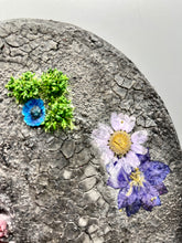 Load image into Gallery viewer, view of the cracks and natural flowers of the heart