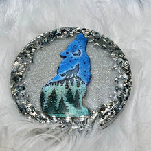 Lade das Bild in den Galerie-Viewer, Wolf howling at the Moon resin coasters
