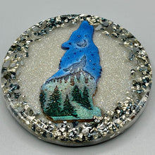 Load image into Gallery viewer, Wolf howling at the Moon resin coasters
